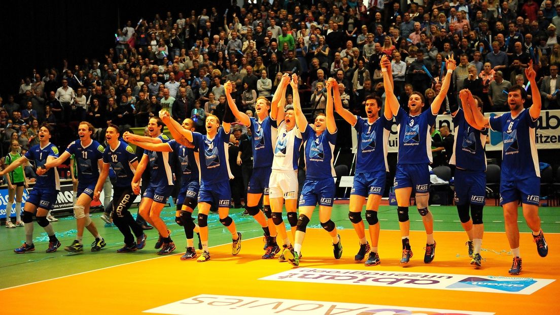 Juichende spelers na het winnen van de landstitel