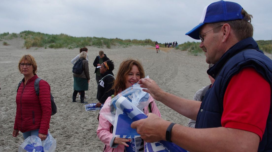 Er worden plastic zakken uitgedeeld aan de vrijwilligers