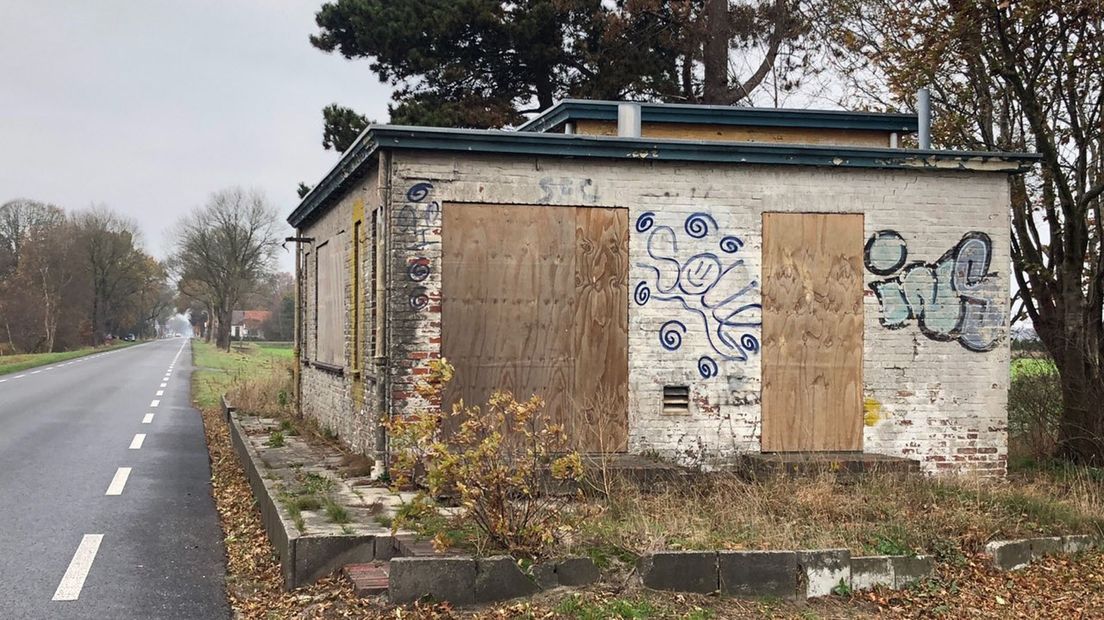 Het vervallen gebouw in Rhederbrug