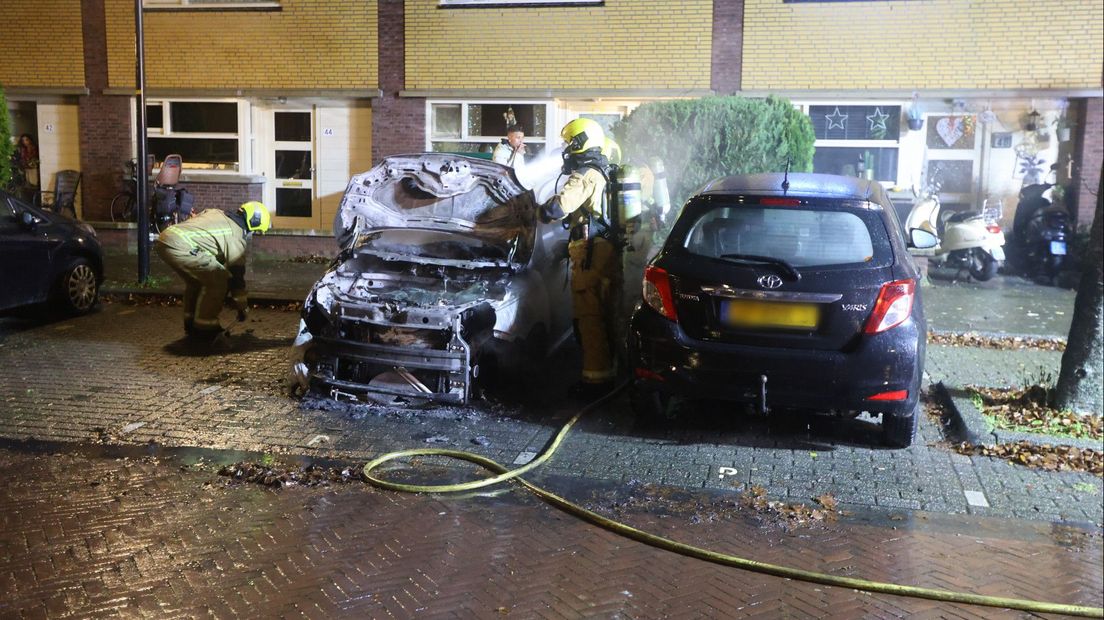 Een van de auto's brandde volledig uit, de ander raakte beschadigd