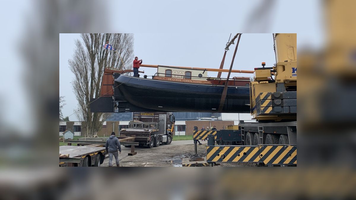 Een droom die uitkomt: tjalk 'De Goede Verwachting' te water in Stavoren