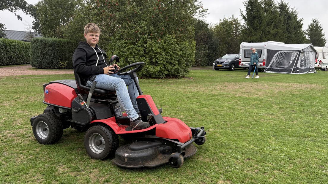 Hij mag de grasmaaier van camping De Kleine Reus gebruiken: 'Deze zit fijner voor langere tijd'