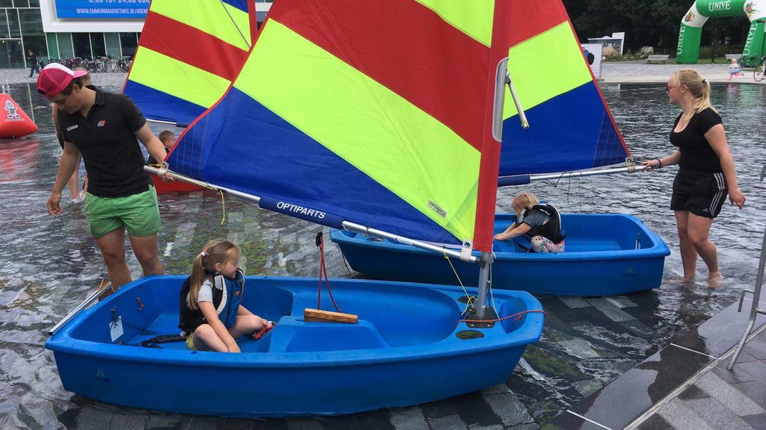 Kinderen in een bootje op het Raadhuisplein in Emmen bij festival AllesKids Drenthe (Rechten: Hielke Meijer/RTV Drenthe)