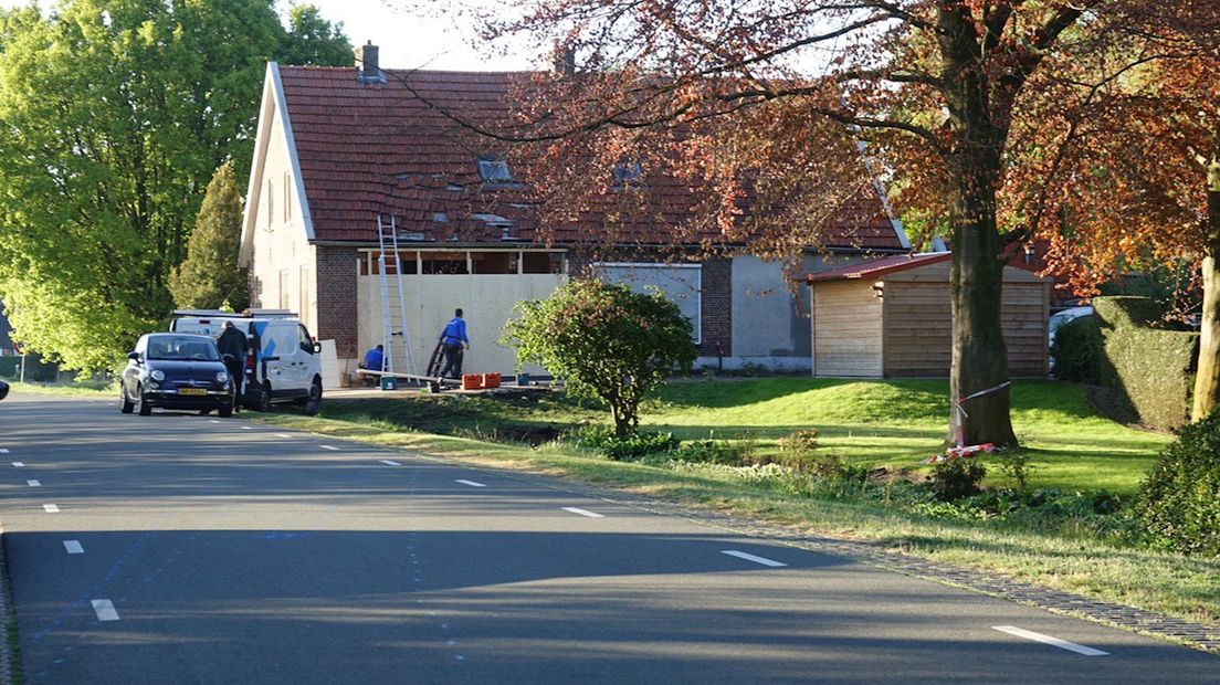 De woning waar de auto naar binnen reed, is inmiddels dichtgetimmerd