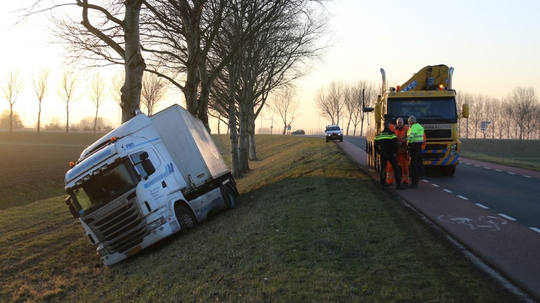 Vrachtwagen rijdt van dijk af (video)
