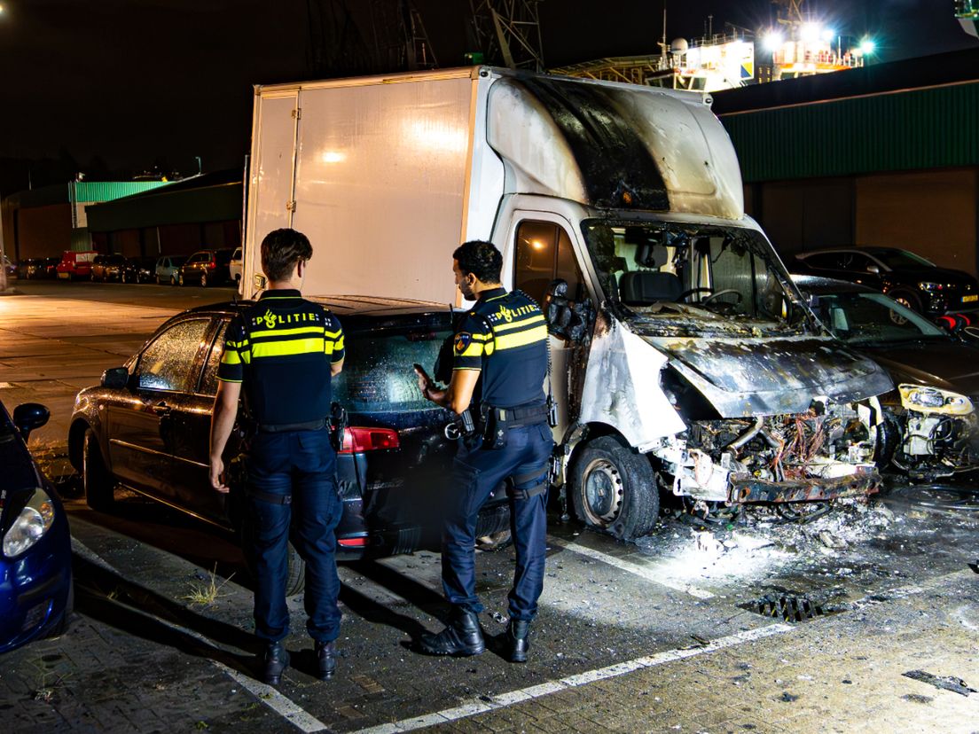 De bakwagen raakte flink beschadigd door de brand.