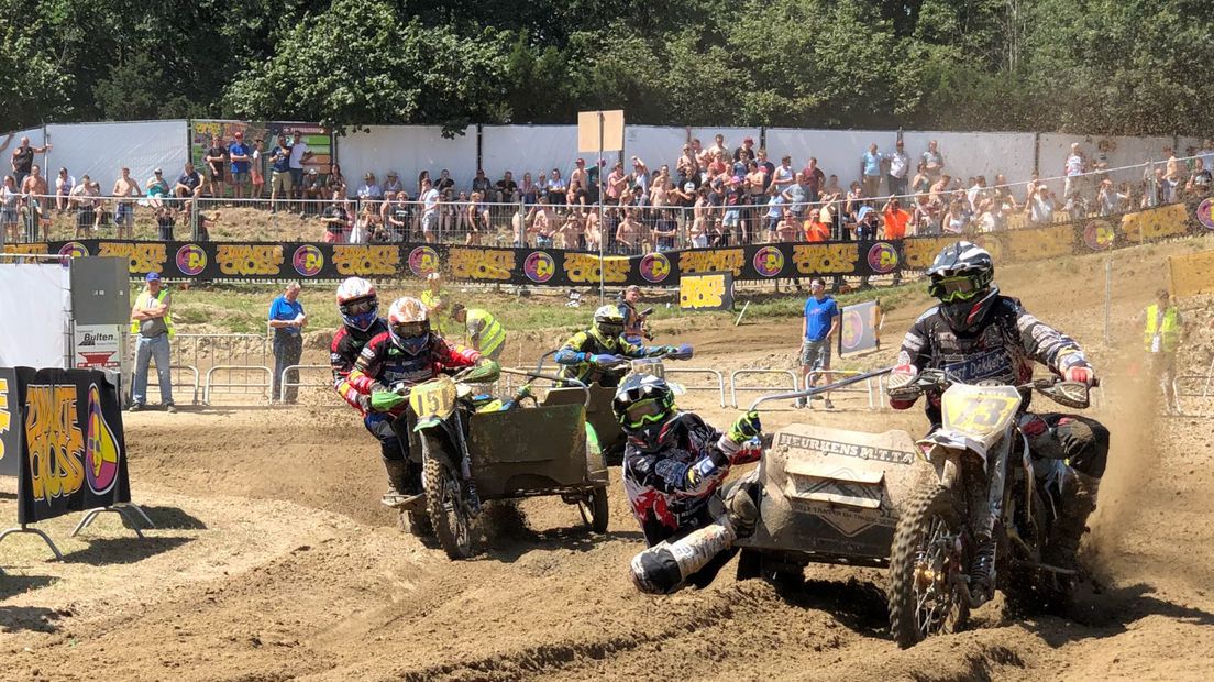 De Zwarte Cross is los! Vandaag wordt het stoffige terrein bevolkt door 65.000 bezoekers. Het terrein is zo droog dat er voor een deel van het terrein een rookverbod is ingesteld. Volg alle ontwikkelingen rond het festival in ons liveblog!