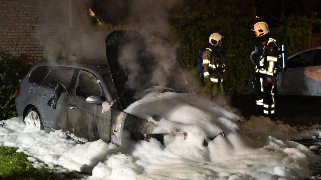 De auto brandde volledig uit.