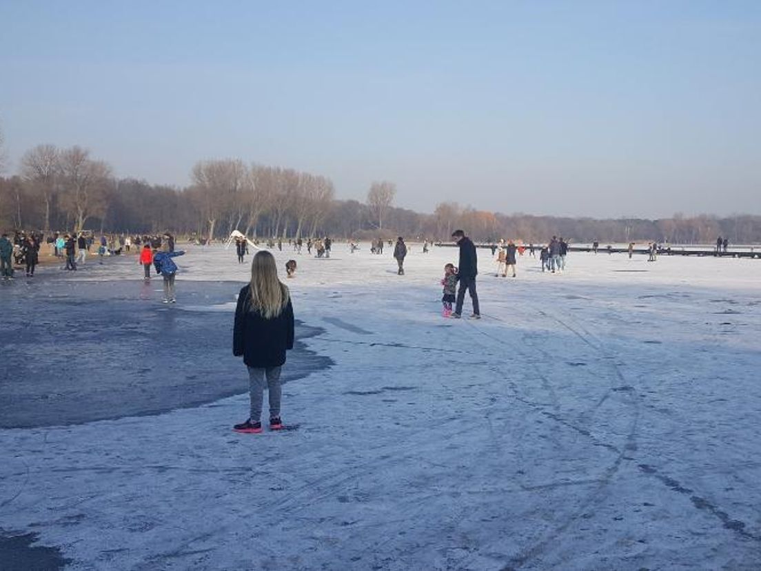 Honderden mensen op het ijs op de Kralingse Plas