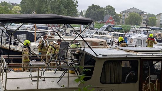 Man uit krappe kajuit gered en naar ziekenhuis gebracht