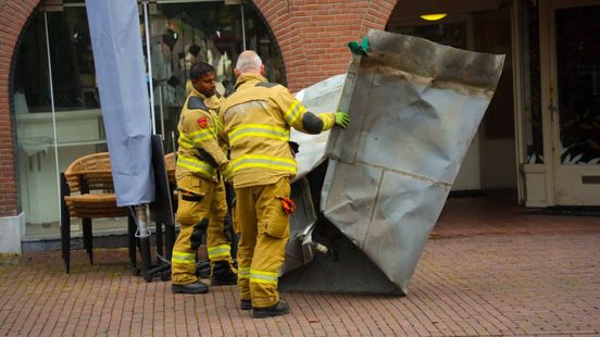 Door storm loshangende zinken bak verwijderd