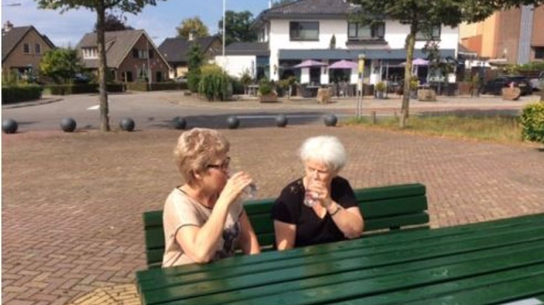 Mevrouw Timmer en mevrouw Van de Linde drinken een glaasje water in Wilp (Achterhoek)