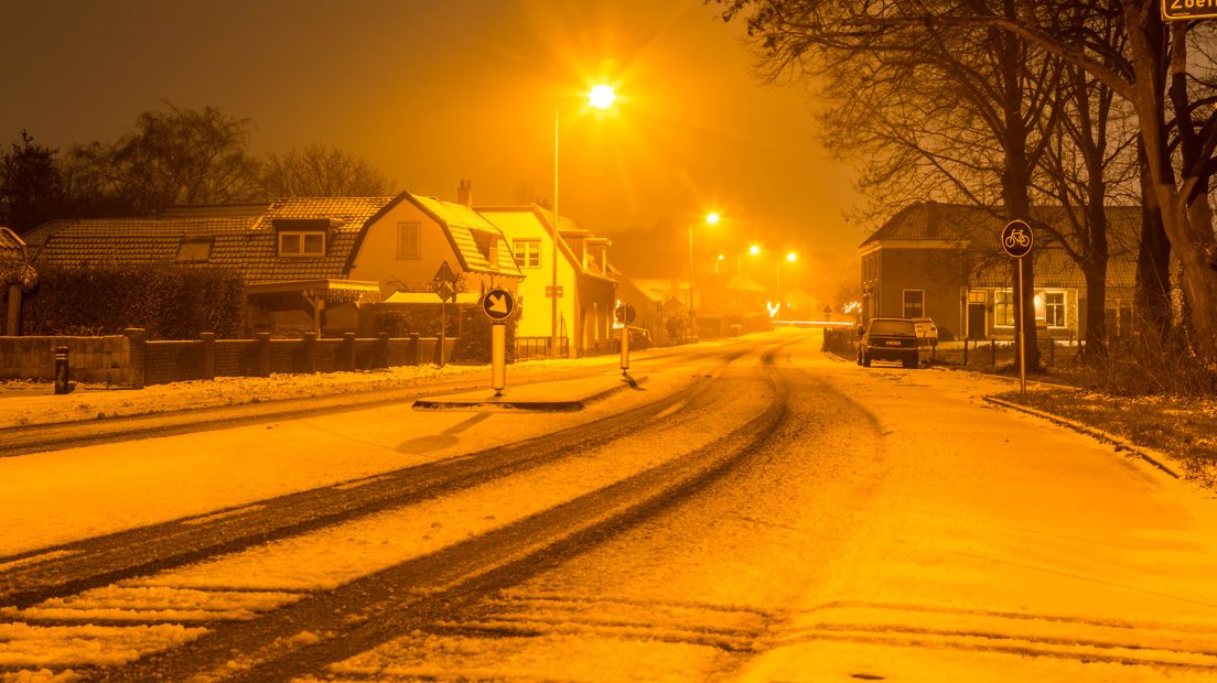 Het heeft afgelopen nacht gesneeuwd in de hele provincie. Wie vanochtend niet te lang uitsliep, kon zien dat er in vrijwel heel Gelderland voor het eerst deze winter een paar centimeter sneeuw is gevallen. De sneeuw is inmiddels hard aan het dooien.