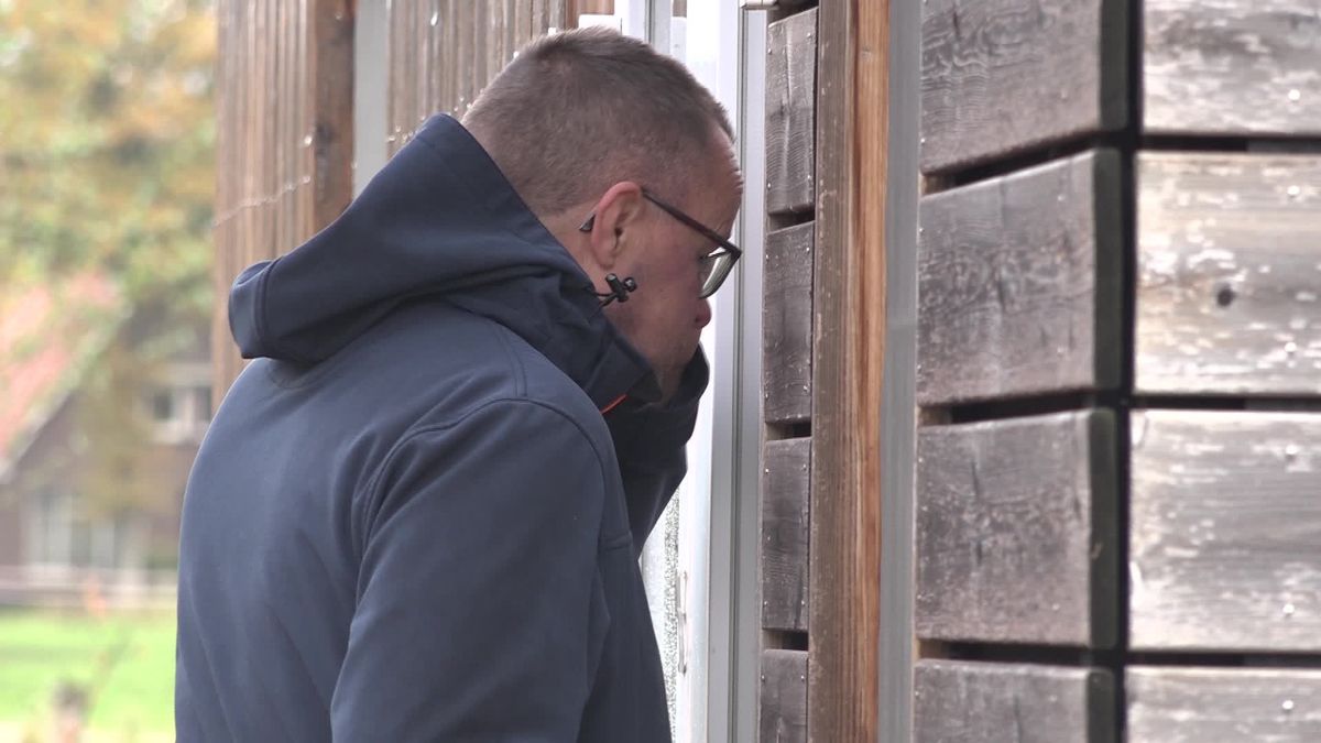 Inwoners nemen kijkje bij nieuwe woonwijk met tiny houses