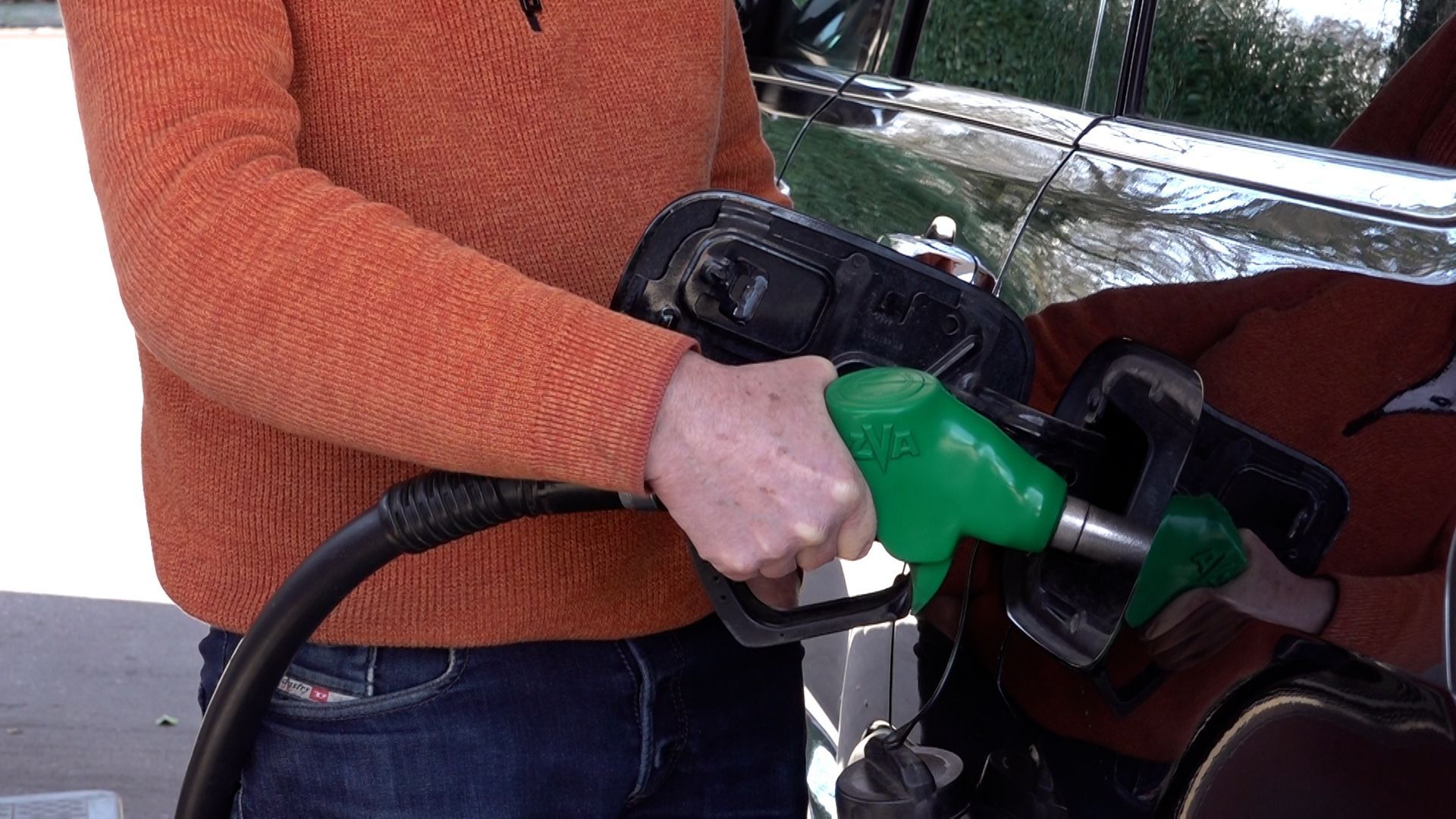 Auto tanken (ter illustratie).