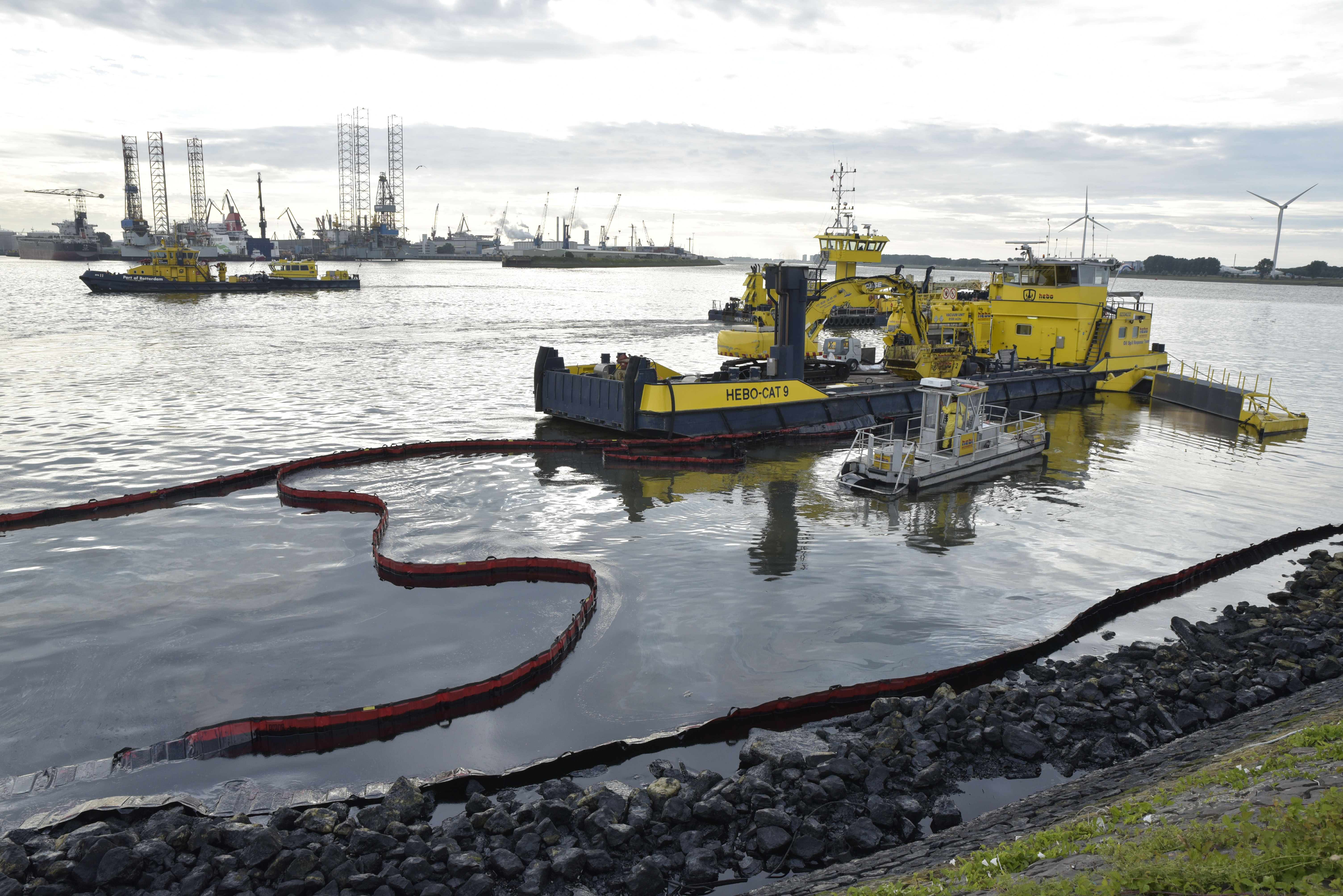 Maritieme dienstverlener HEBO is ingeschakeld om de olie op te ruimen.