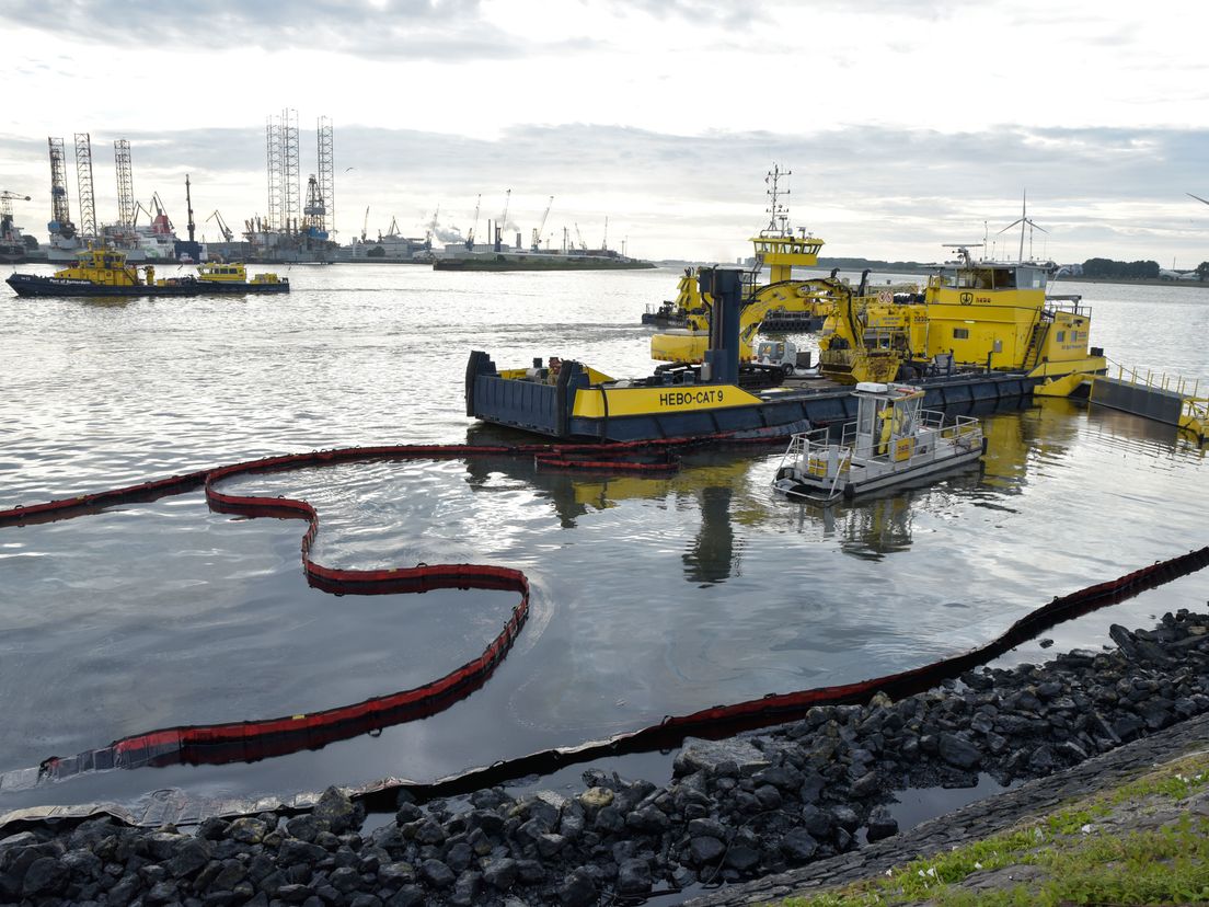 Maritieme dienstverlener HEBO is ingeschakeld om de olie op te ruimen.