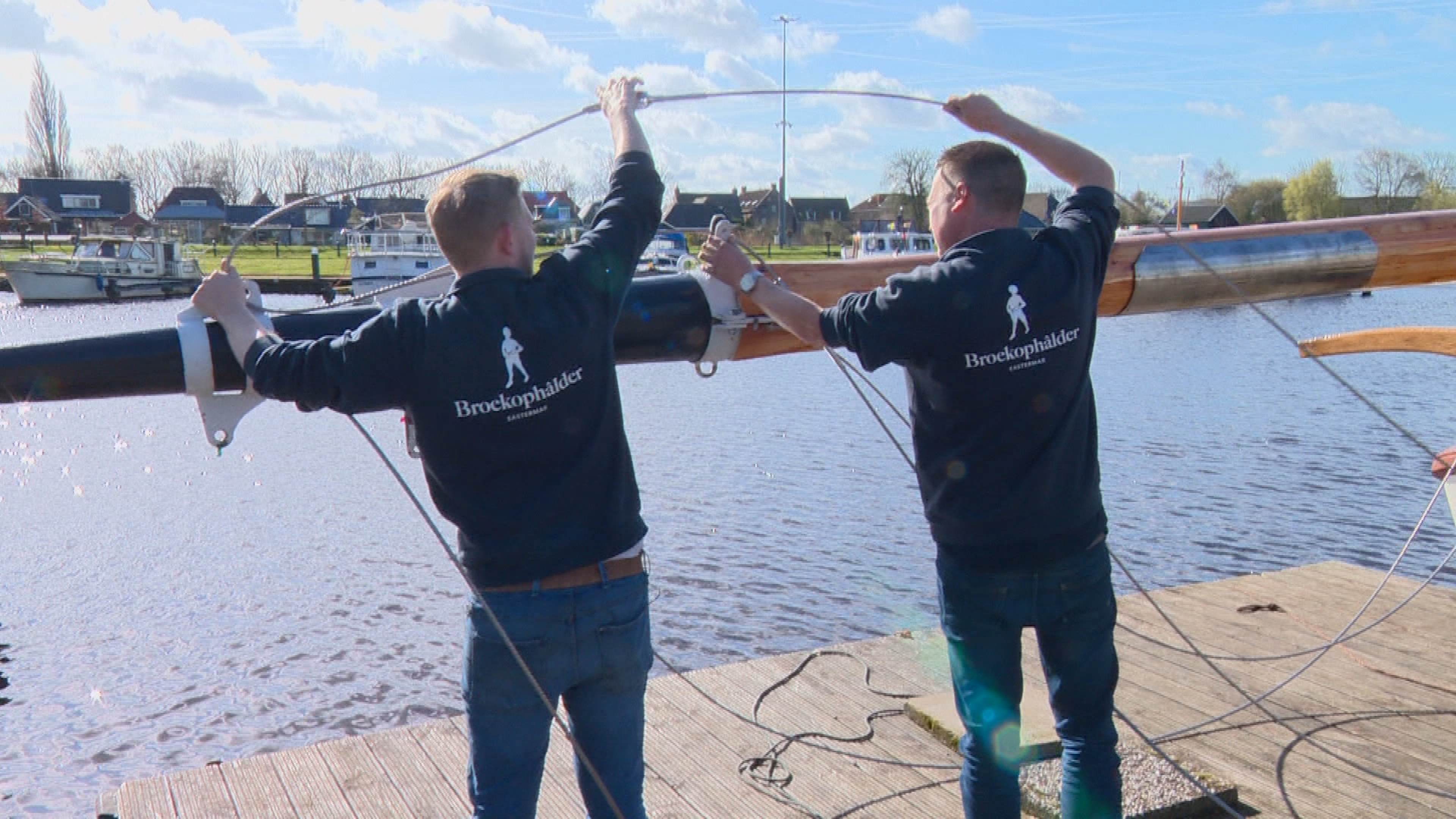 De staalkabels komen aan de mast