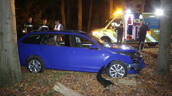 112 Nieuws: Politie vindt 400 kilo illegaal vuurwerk | Automobilist gewond na botsing tegen boom in Heeten.