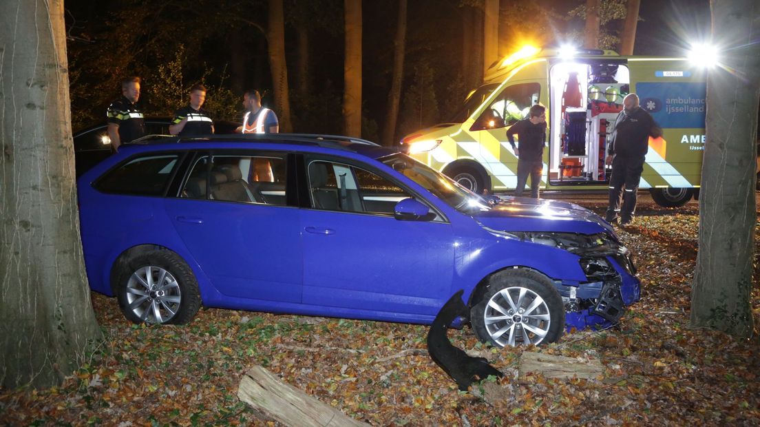 Automobilist gewond na botsing tegen boom