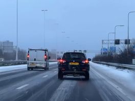 Langzaam rijdend verkeer door sneeuw op A4