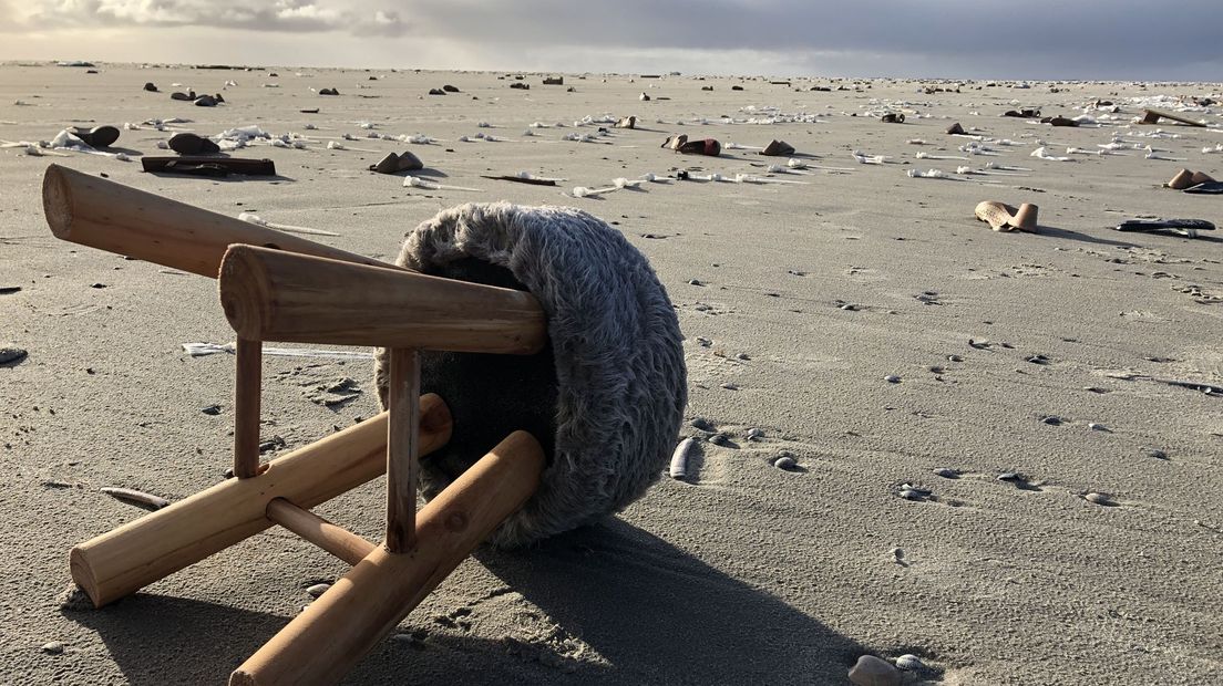 Het strand van Schier lag na de ramp bezaaid met rotzooi