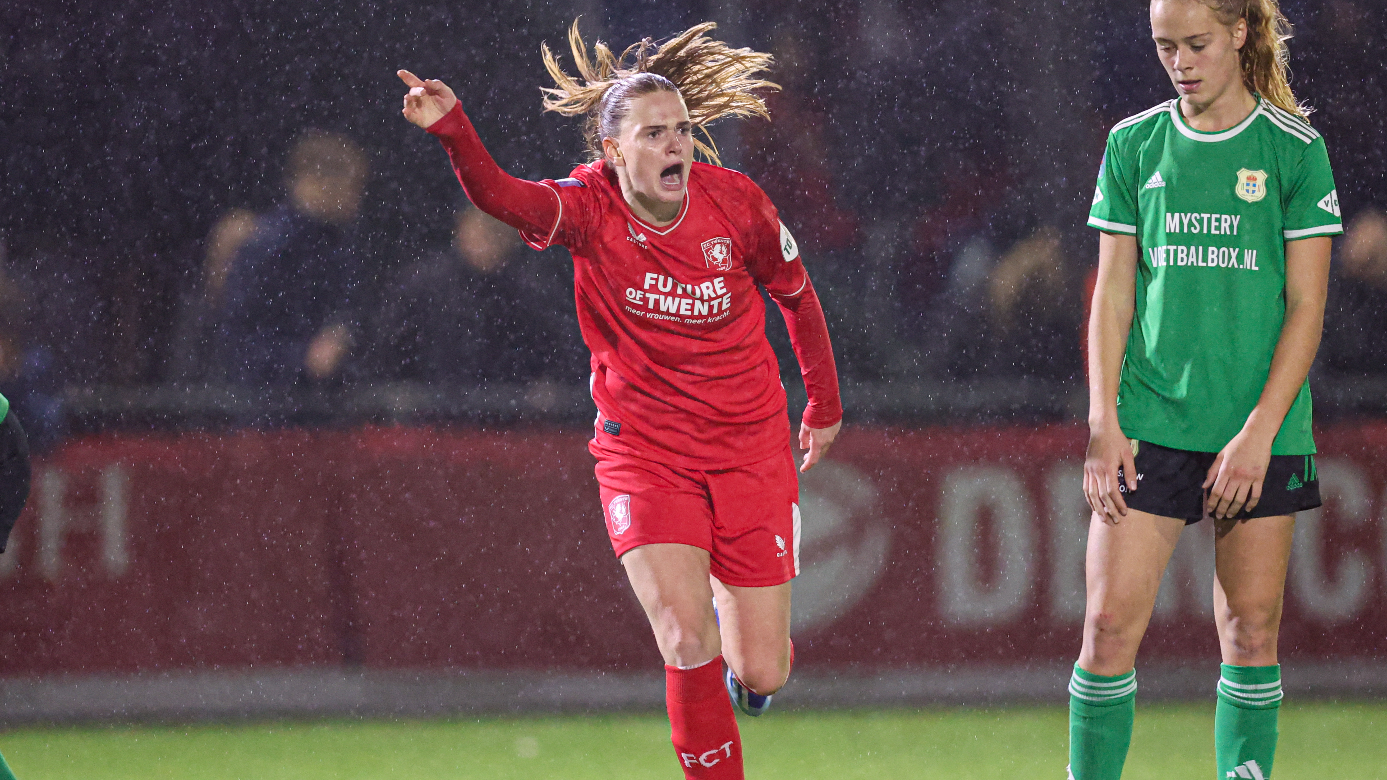 FC Twente Vrouwen Heeft Het Moeilijk Tegen PEC, Maar Wint Wel Tiende ...