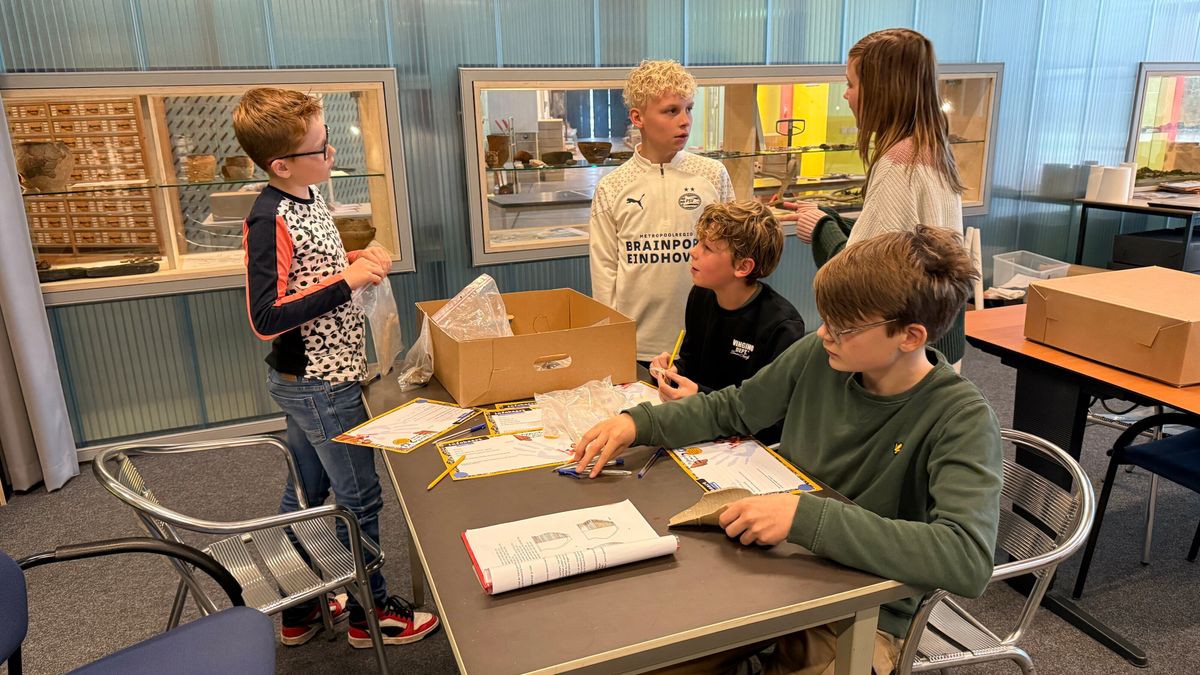 Drentse leerlingen bekijken schatten in Noordelijk Archeologisch Depot
