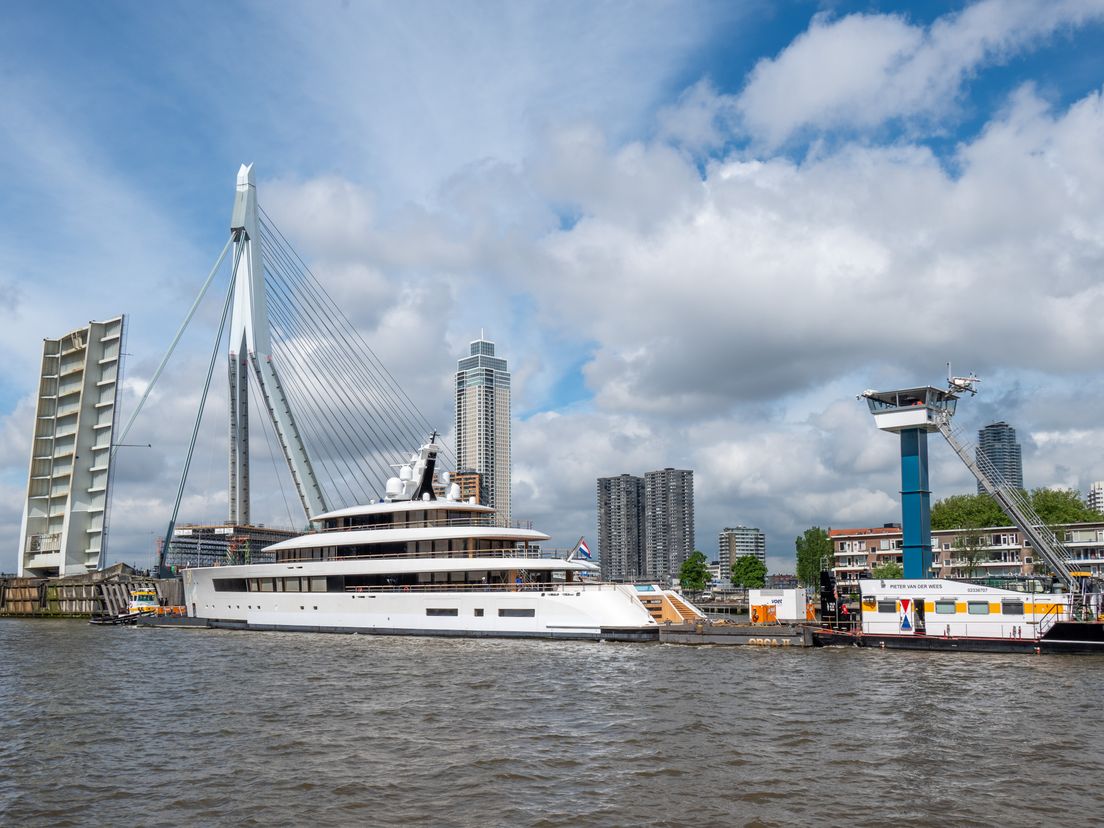 Passen en meten: dit superjacht mét zwembad past maar net - Rijnmond