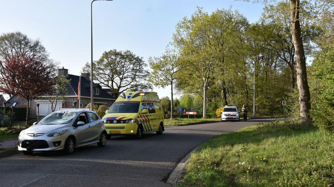 Het slachtoffer werd in de ambulance onderzocht: (Rechten: De Vries Media)