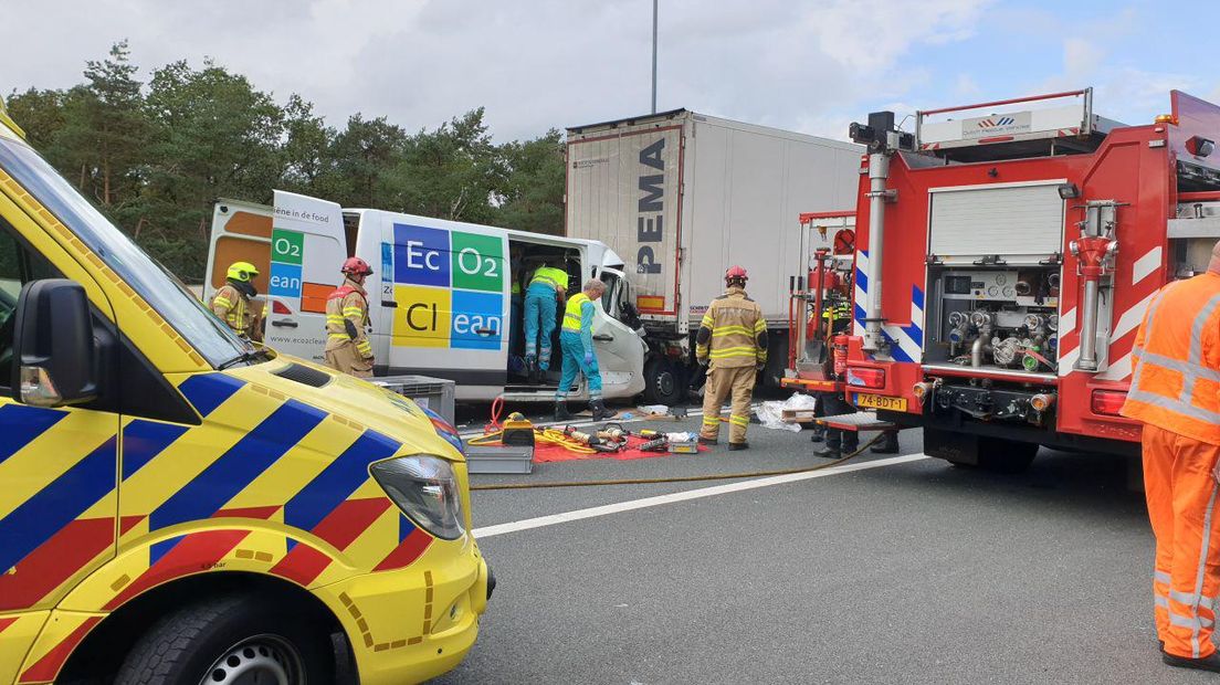 Bij het ongeluk op de A50 raakte een bestelbus bekneld onder een vrachtwagen.