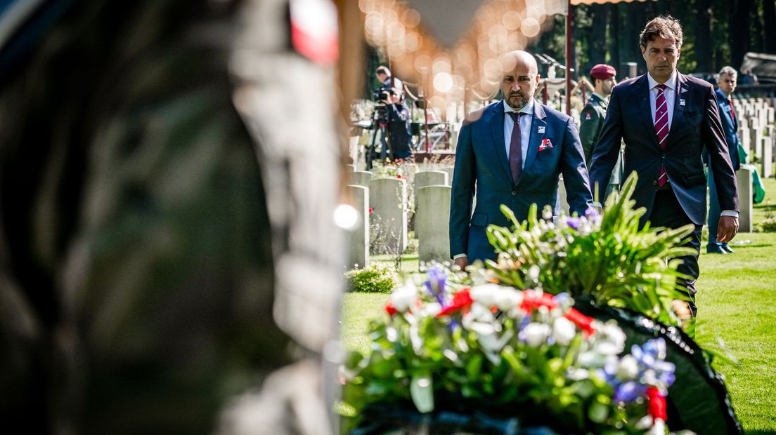 Burgemeesters Ahmed Marcouch en René Verhulst tijdens een eerdere herdenking.