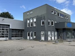Geen raam meer heel van verloederd Pinokkiopand in Assen: bouwhekken onder dwang neergezet