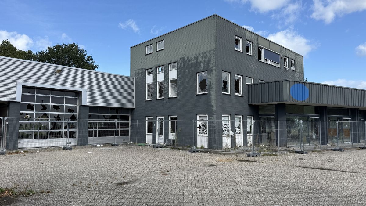 Geen raam meer heel van verloederd Pinokkiopand in Assen: bouwhekken onder dwang neergezet