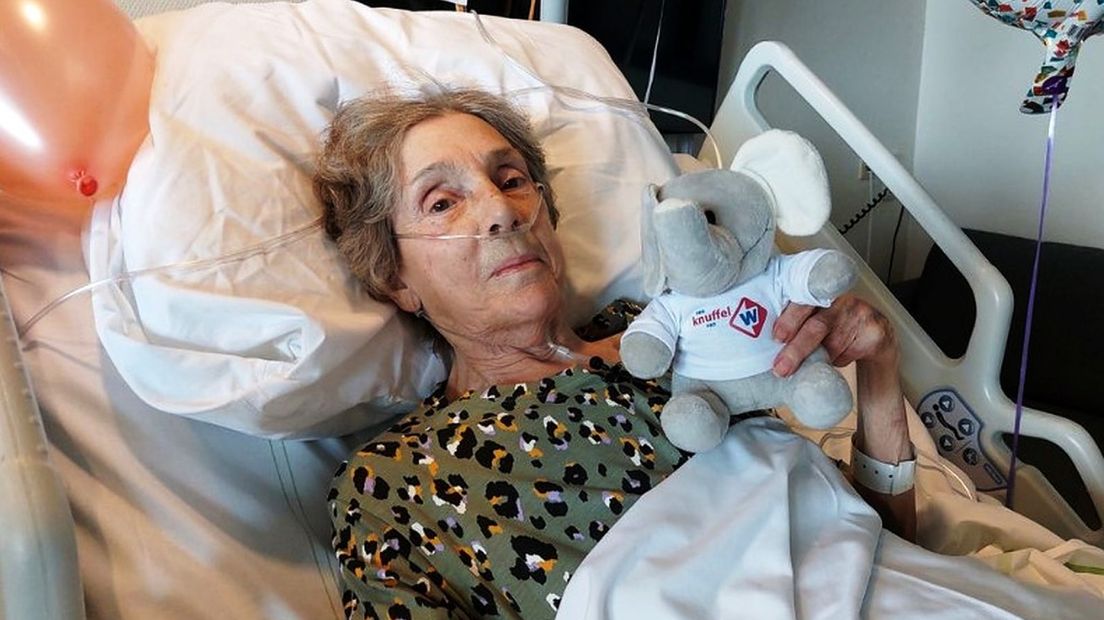 Ans viert haar 77ste verjaardag in het ziekenhuis
