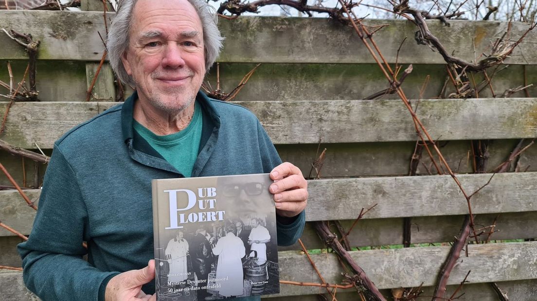 Oud-journalist Peter ten Cate met het boek 'Pub Put Ploert', waarin hij het mysterie ontrafelt rond dit 50 jaar oude misdrijf.