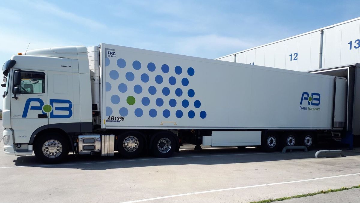 Vrachtwagenchauffeur met tic voor kentekens ontdekt uit Rogat gestolen trailer in Polen