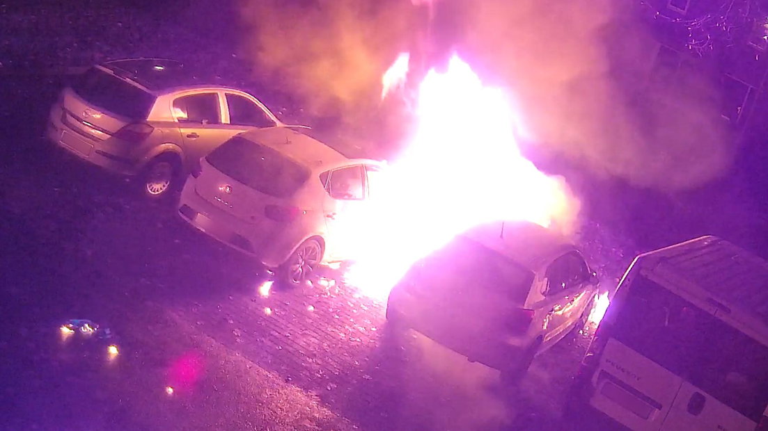 Twee auto's gingen in vlammen op