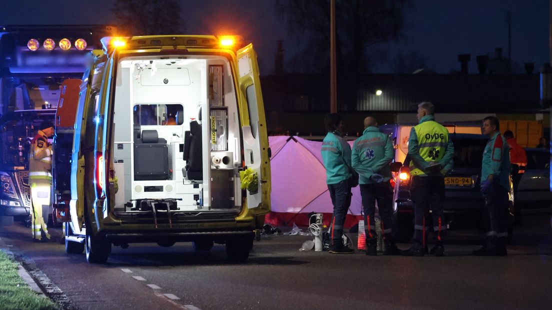 Een 71-jarige fietser is overleden bij een ongeluk met een vrachtwagen in Raalte