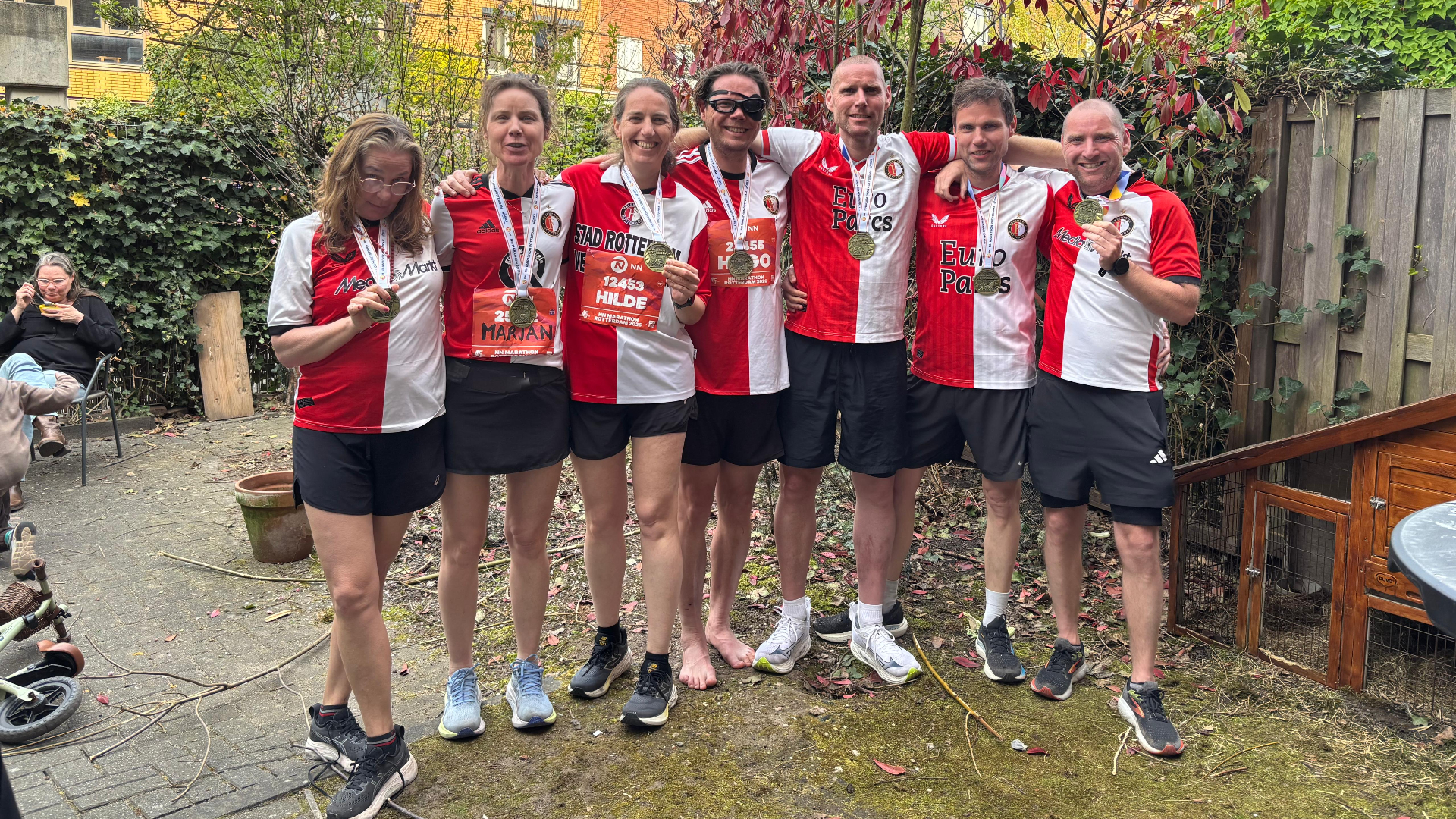 Hannies kinderen met medailles na hun marathonavontuur.