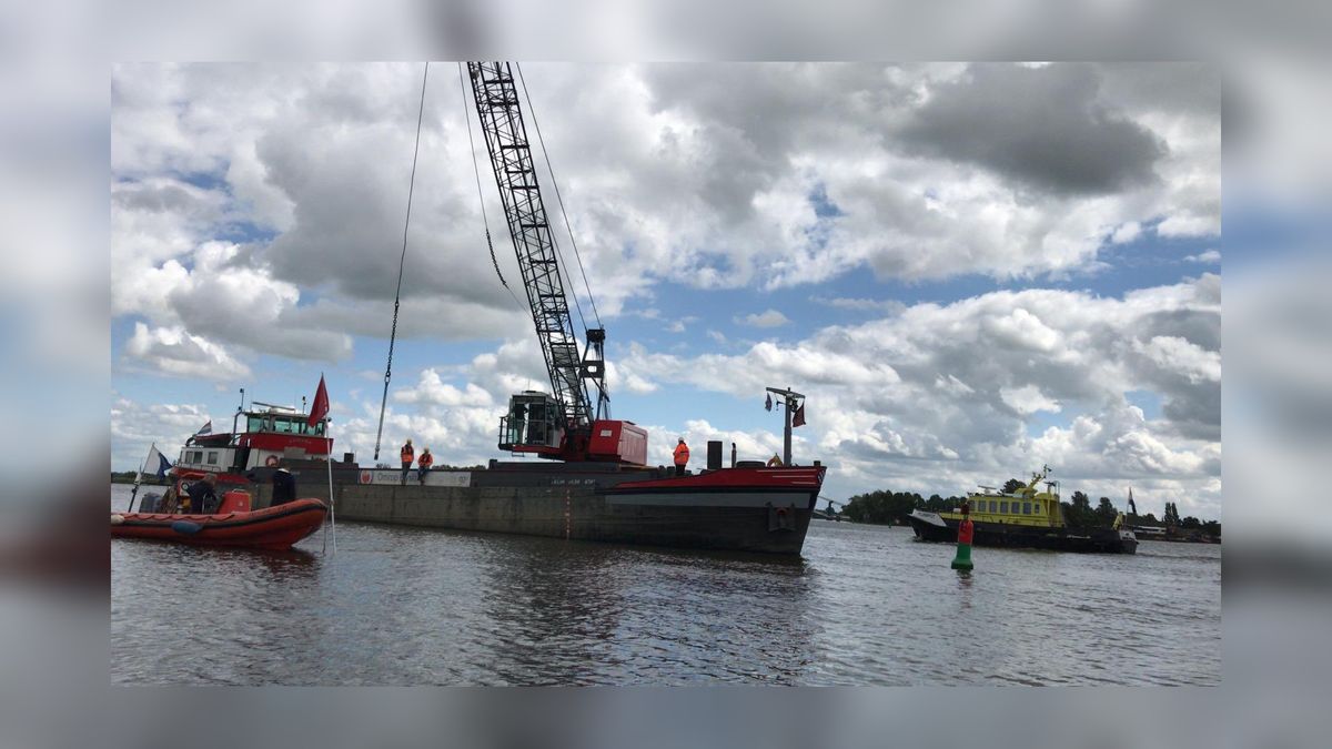 Rijkswaterstaat vist een afgebroken roer uit het water bij sluis Terherne