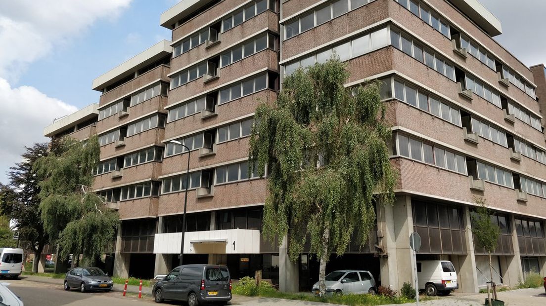 Een voormalig kantoorgebouw in de Plaspoelpolder in Rijswijk wordt omgevormd tot kluswoningen. | Foto Omroep West