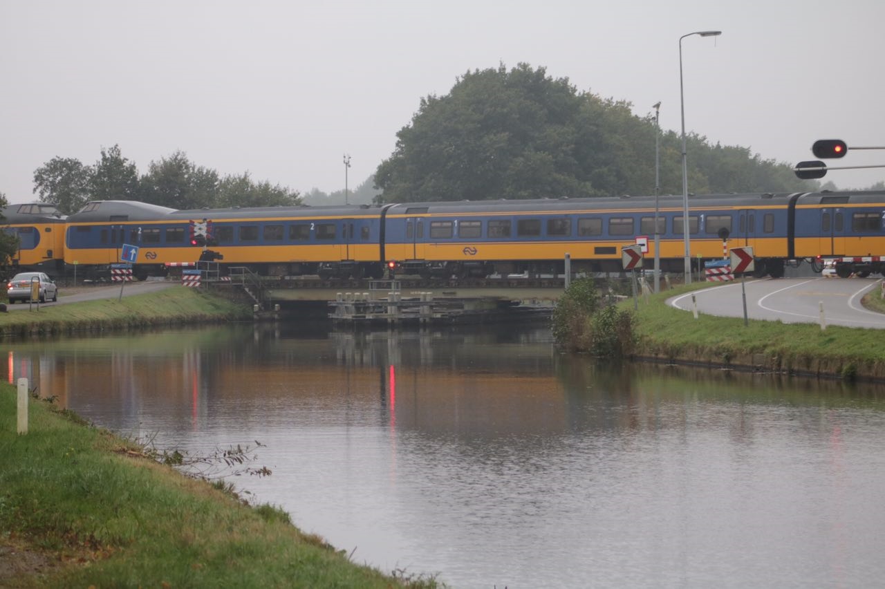 Reizigers Proberen Kapotte Trein Bij Meppel Weg Te Duwen - RTV Drenthe