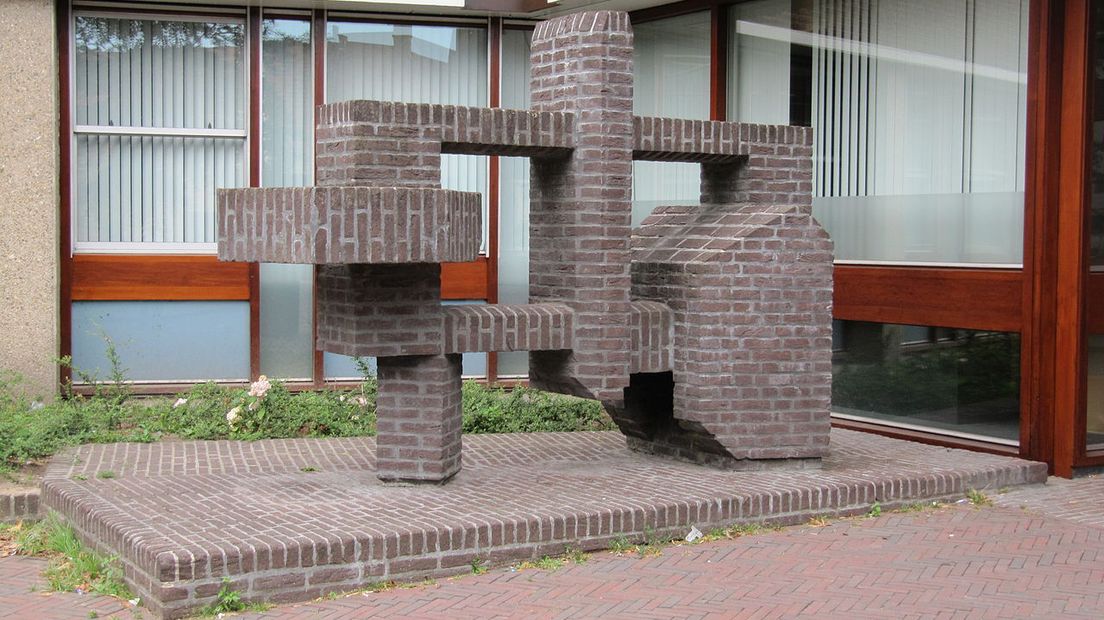 Sculptuur bij de ingang van het stadhuis aan het Stadhuisplein in Amersfoort.