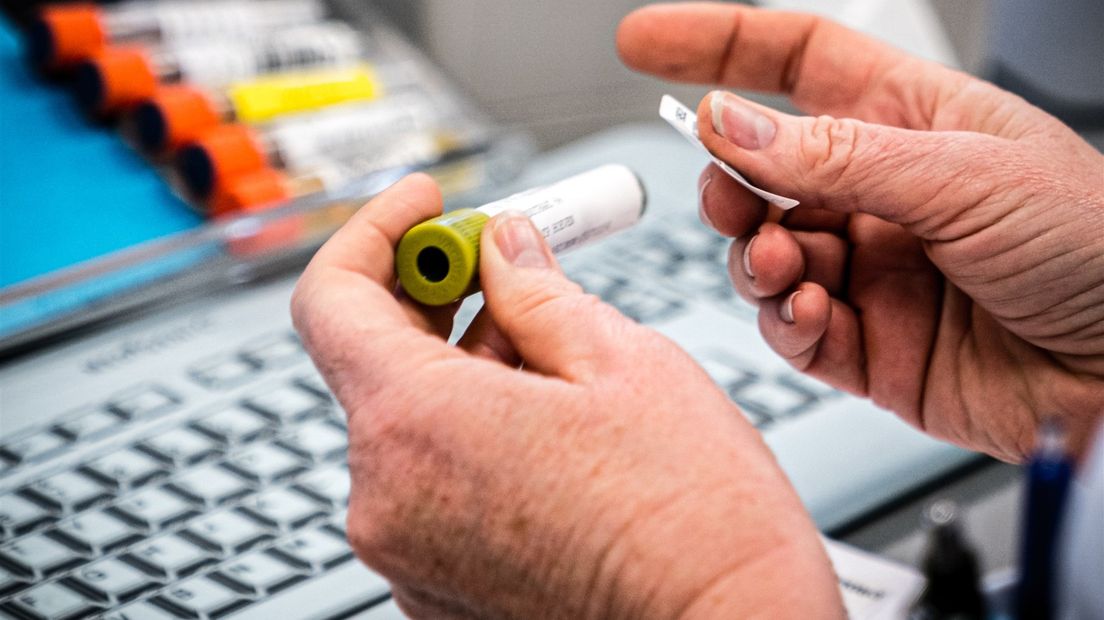 Een test op het coronavirus in het laboratorium in Roosendaal