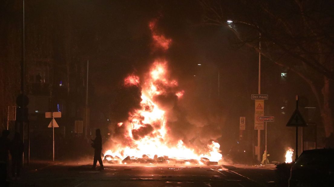 Er gingen op de Steenlaan ook autobanden in brand