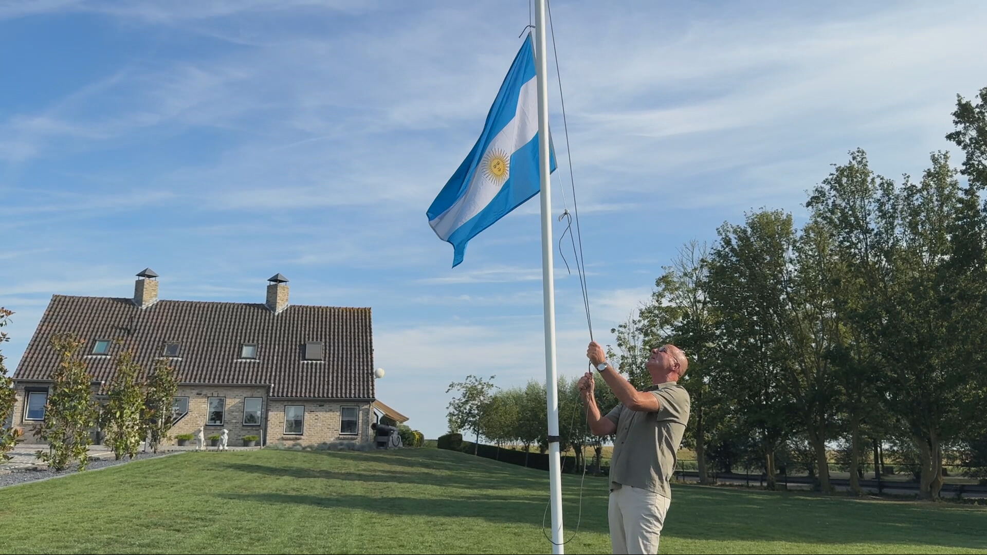 In de tuin van Ben Thomaes in Biervliet is meteen duidelijk wie op het WK speelt en verliest
