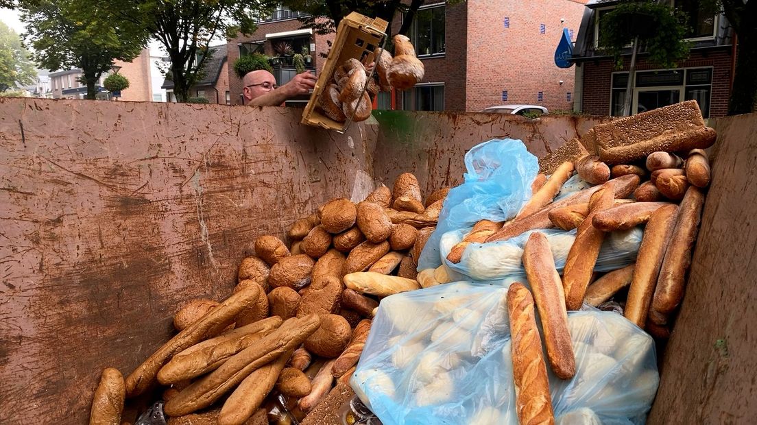 Het brood en gebak moest vanwege rook- en waterschade worden afgevoerd