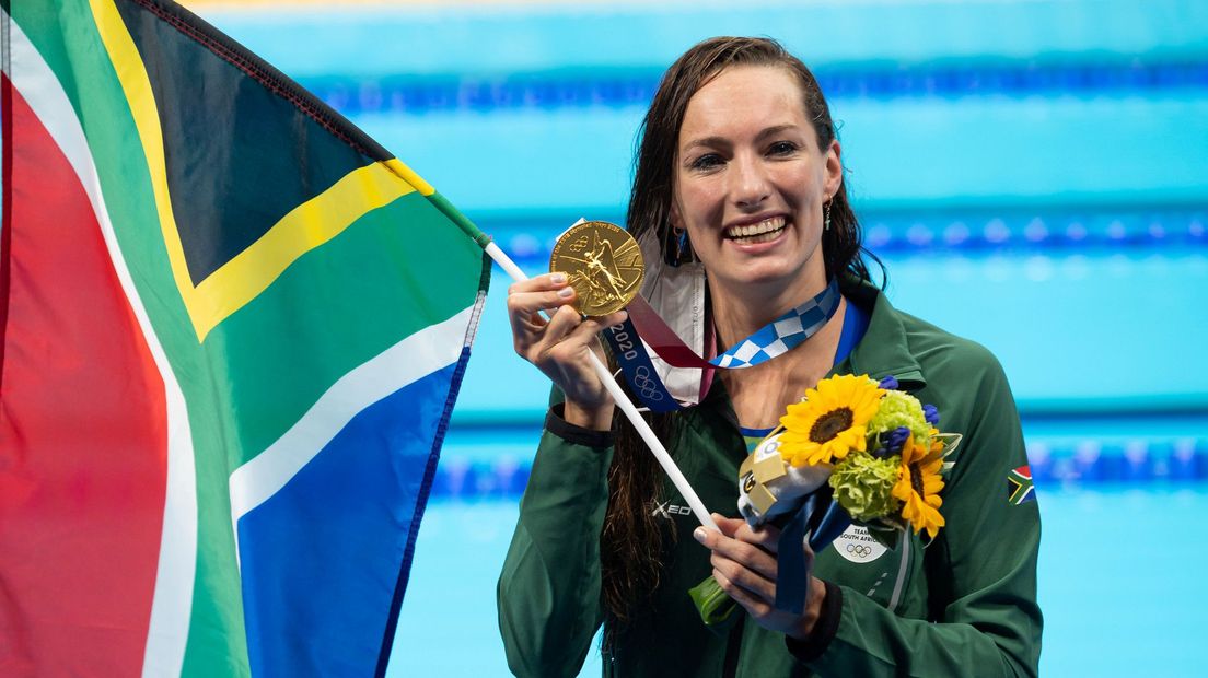 Tatjana Schoenmaker 'showt' haar gouden medaille op de 200 meter schoolslag