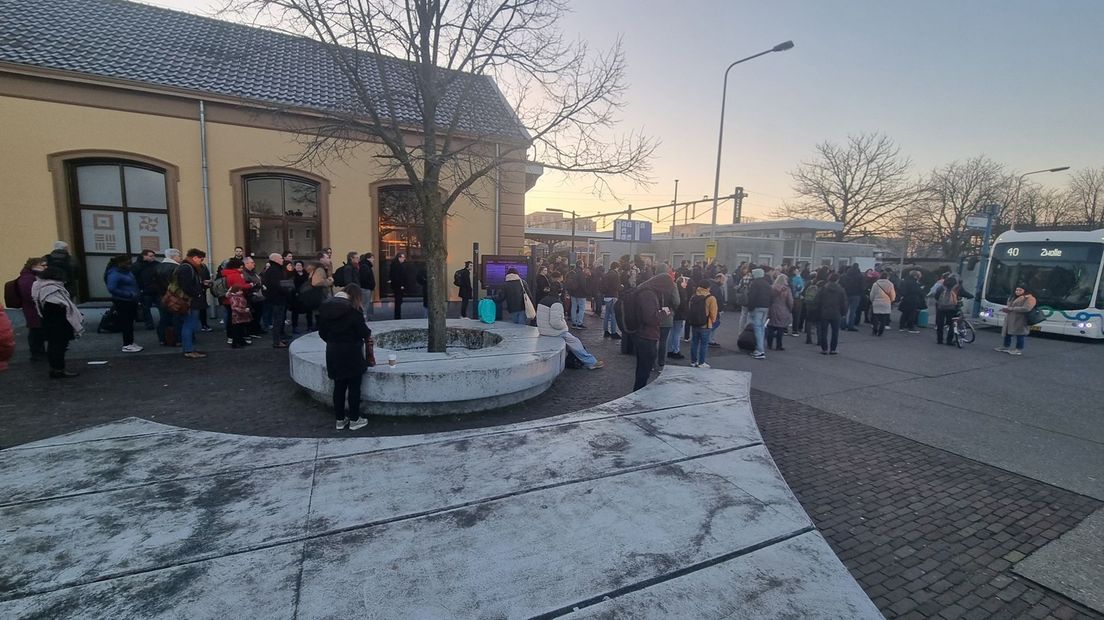 Veel reizigers in Meppel wachten op een plek in de bus